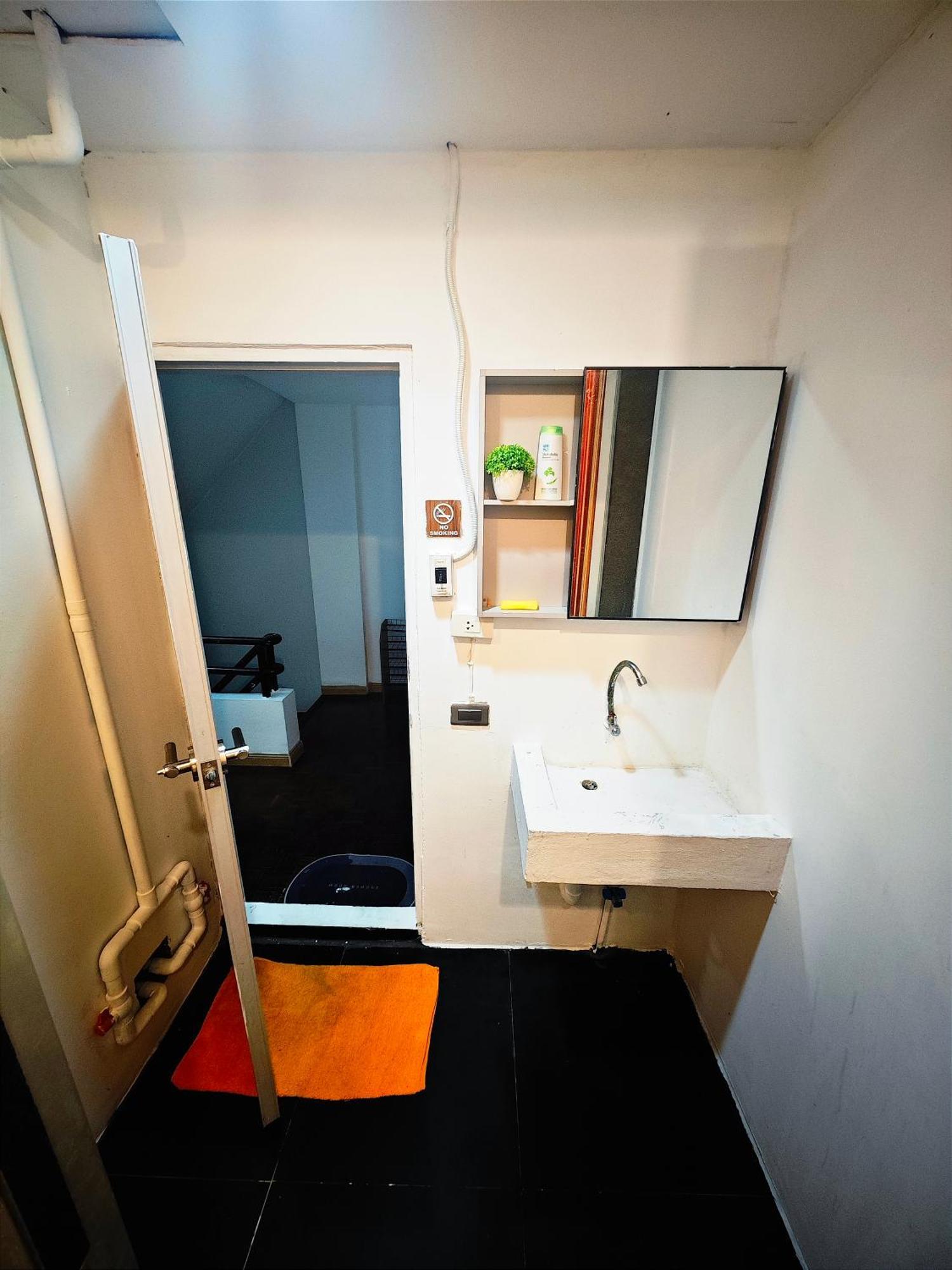 Panda Lodge Home Stay Бангкок Экстерьер фото